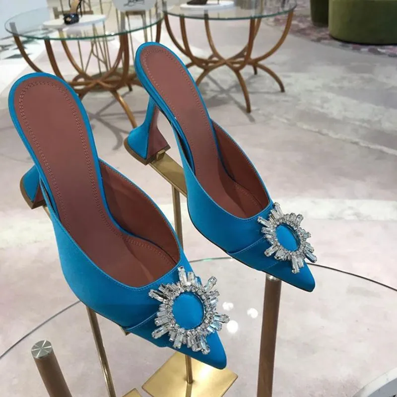 Женские атласные туфли без задника на высоком каблуке с украшением в виде