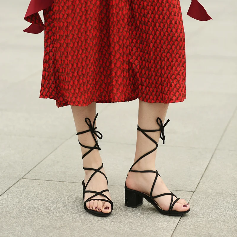 

Сандалии женские на среднем каблуке, босоножки с перекрестными ремешками, на шнуровке, пикантные туфли на толстом каблуке, с вырезами, модна...