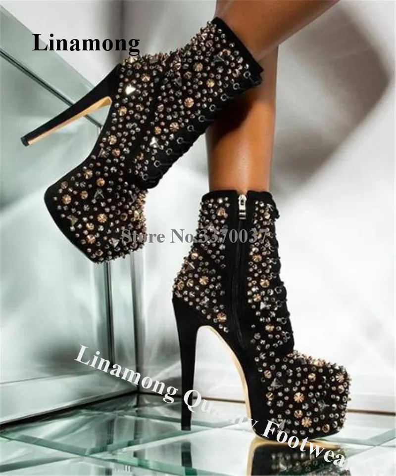 

Модные полусапожки на высоком каблуке-шпильке с закругленным носком и заклепками золотистого и серебристого цвета ботильоны на высоком ка...