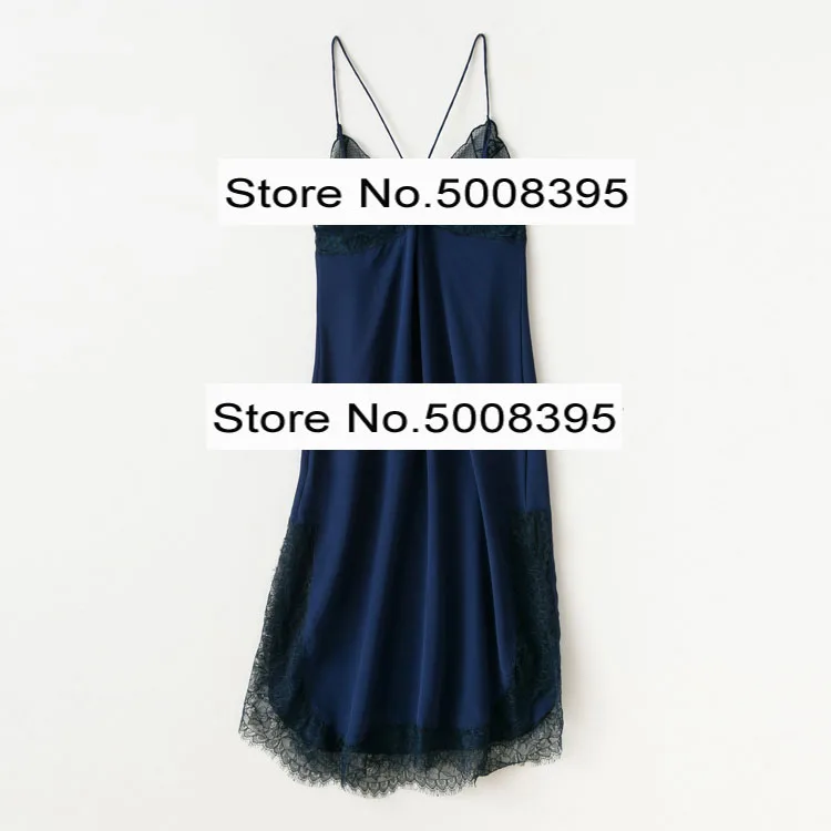 Женское темно-синее шелковое платье на бретелях с v-образным вырезом кружевное