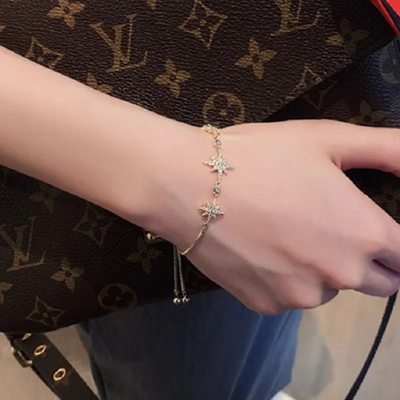 

MEYRROYU 925 Sterling Silver Korean Sweet and Romantic Three Snowflake Bracelet for Ladies Exquisite High-Quality Jewelry Gift