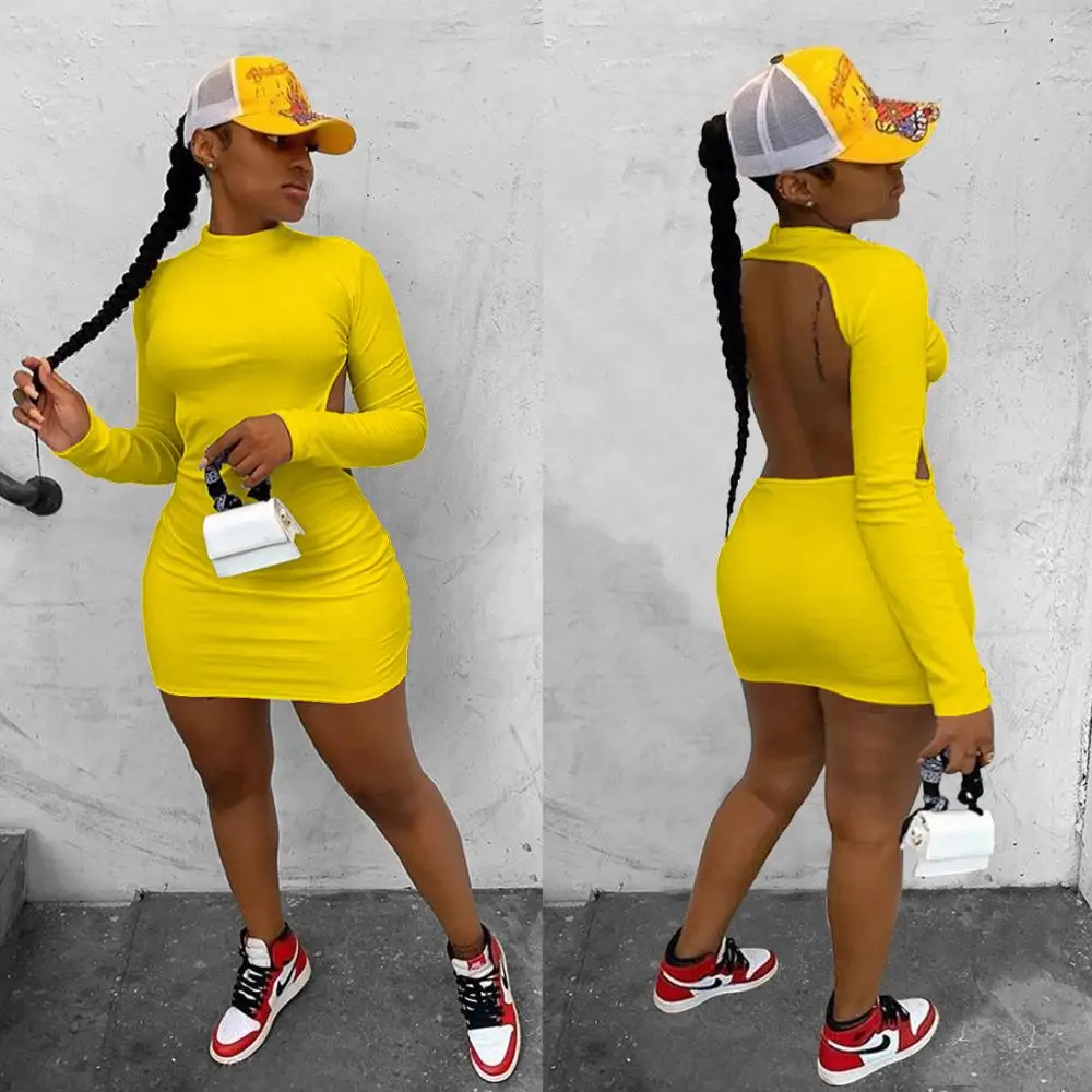 Однотонное облегающее пикантное мини-платье с длинным рукавом и открытой спиной