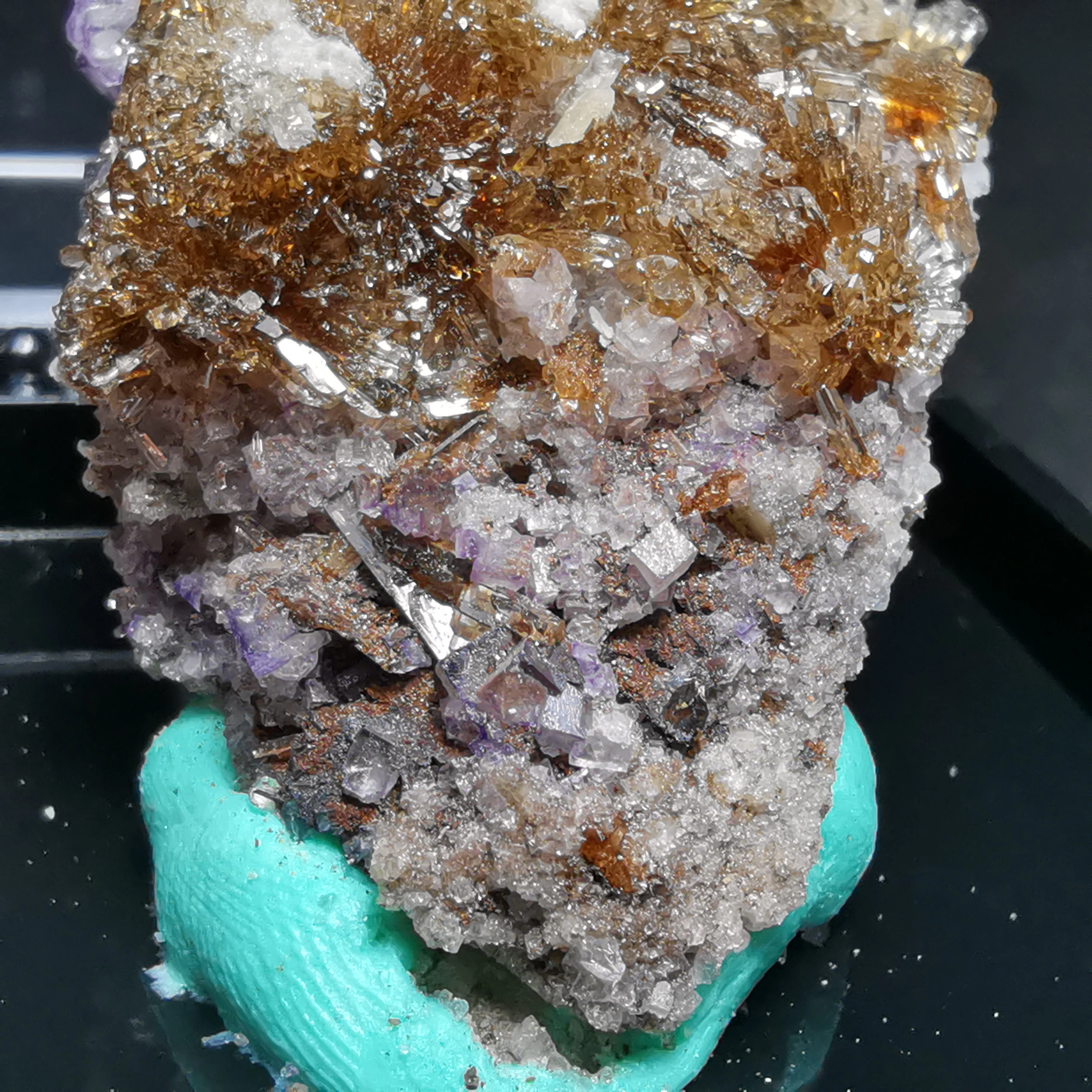 

Natural high quality aluminum fluoride anhydrite and Fluorite Crystal crystal healing energy stone decorative QUARTZ GEM (box)