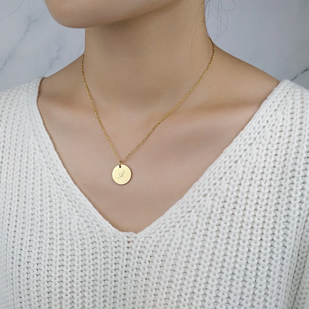 FINE4U N163 гравировкой Курсив с изображением букв алфавита ожерелье монеты