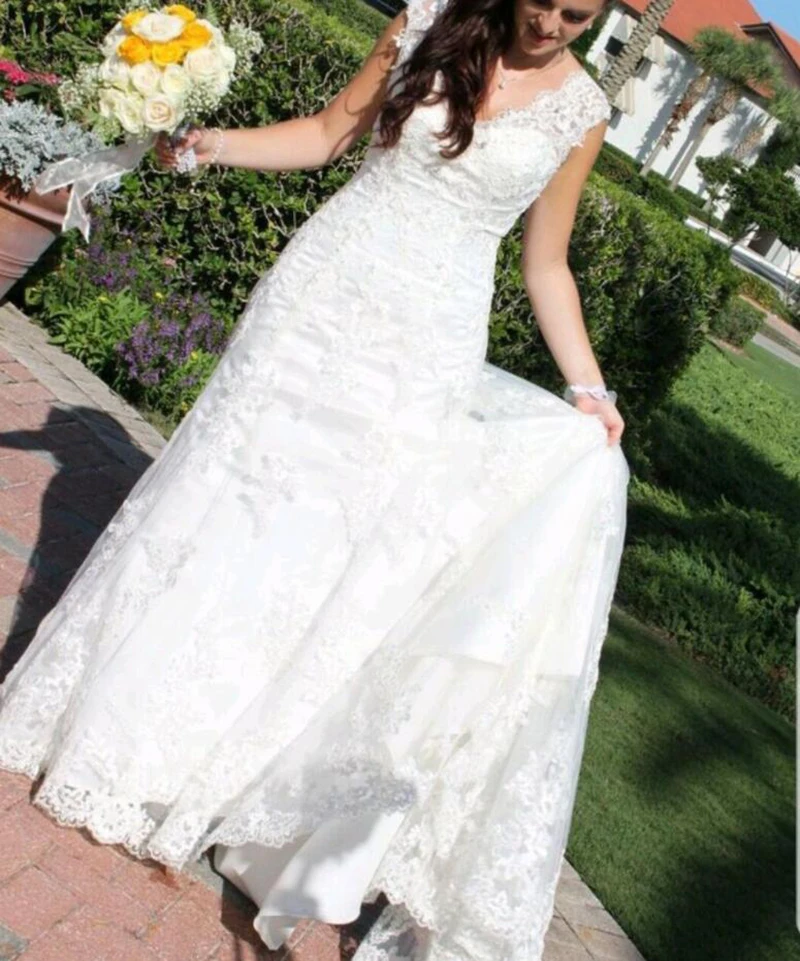 

2020 Elegant Sheath Wedding Dresses Plus Size V neck With Sleeveless Applique Ribbon With Lace Cover Button Wedding Gowns