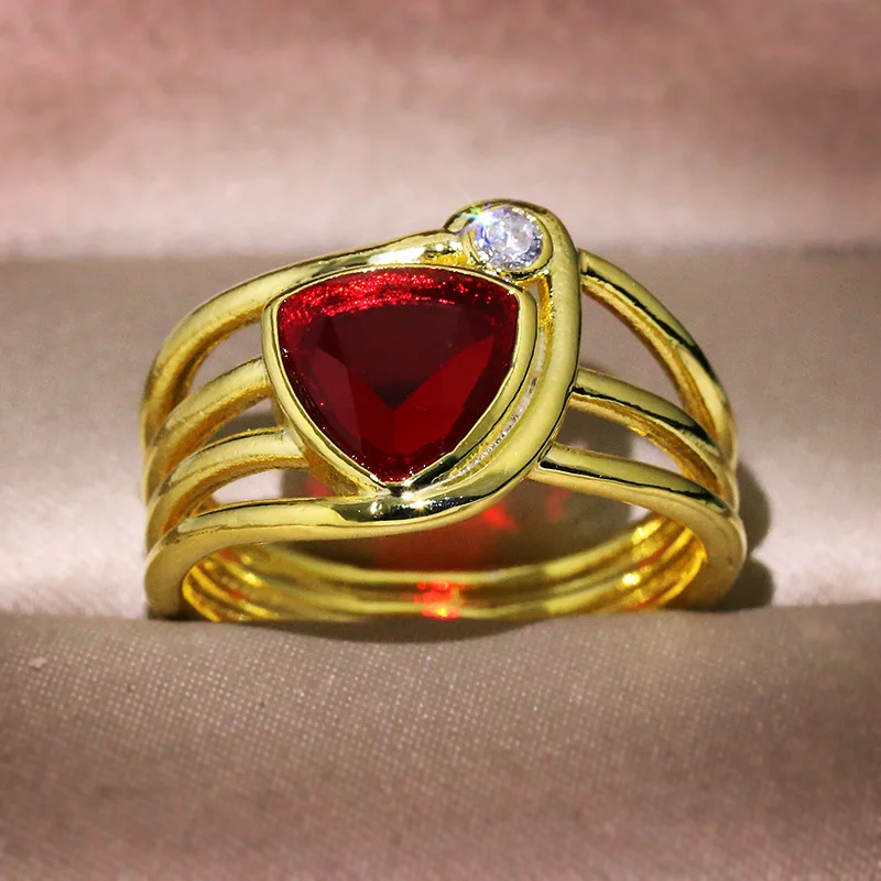 

2021 NEW Classic Triangle Red Silver Plate Crystal Zircon Geometric Rings For Women Wedding Retro Yellow Gold Filled Jewelry