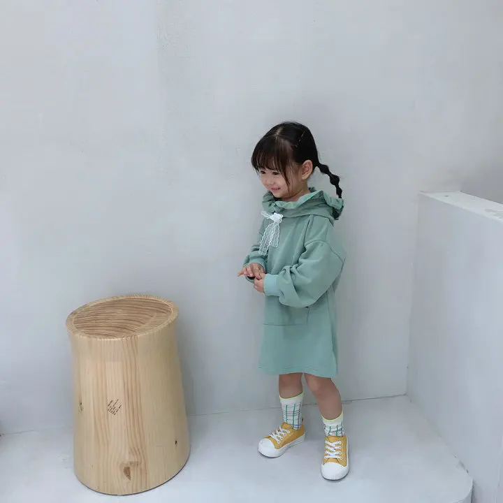 Одежда с длинными рукавами для девочек с шапками; коллекция года; сезон осень; Детские однотонные Хлопковые Платья с капюшоном и кружевным галстуком; повседневные модные платья принцессы