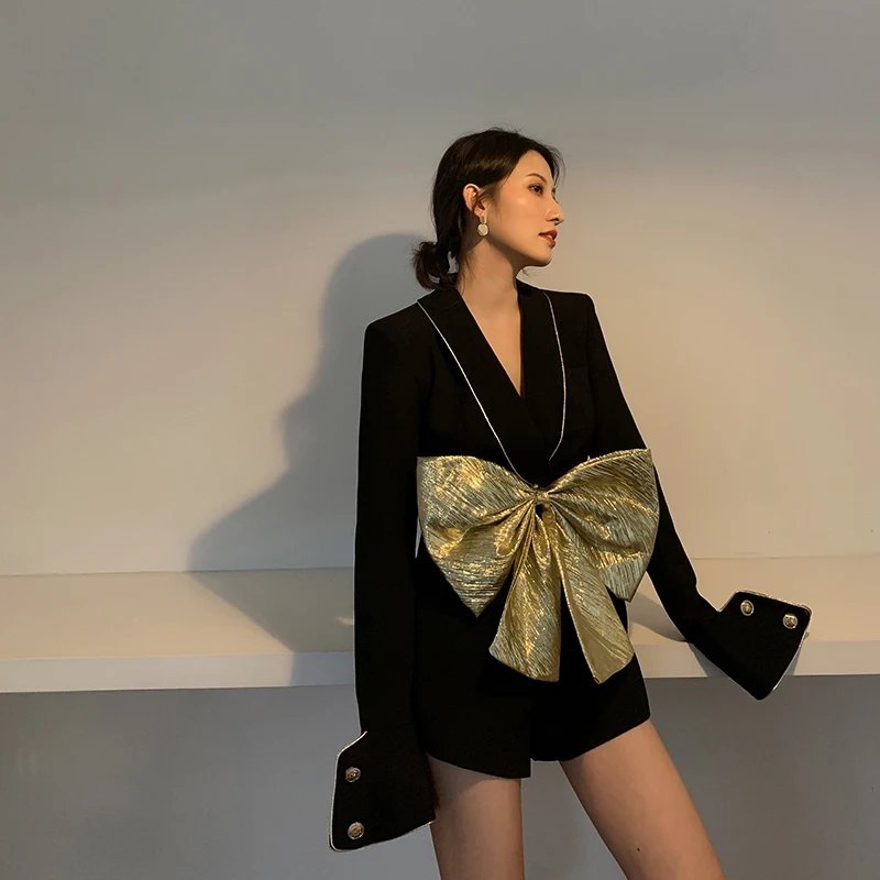 Женский короткий комбинезон с бантом на поясе модельный длинным рукавом