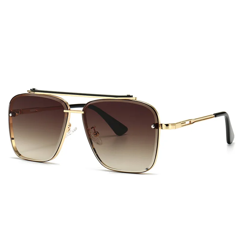 Затеняющая огранка камня с квадратным украшением оправа бриллиантами