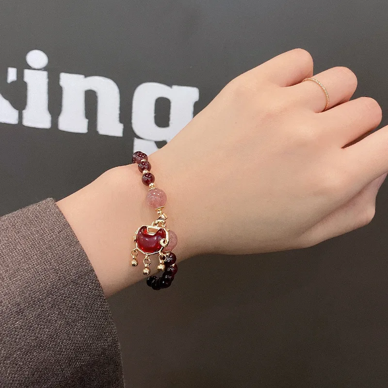 Браслеты в этническом стиле с бусинами из натурального красного граната и форме