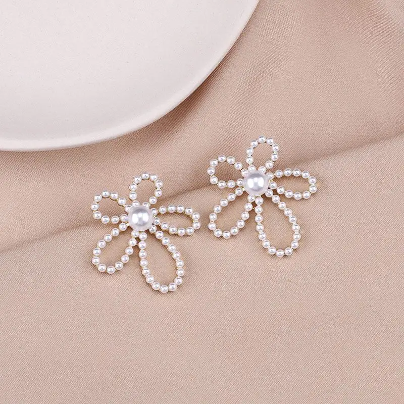 

Женские серьги-гвоздики с искусственным жемчугом