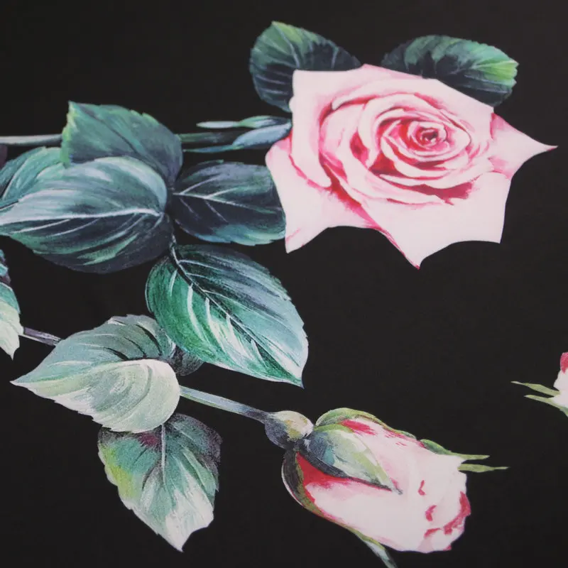 Шелковая атласная ткань из полиэстера с принтом черных роз стрейчевая для шитья