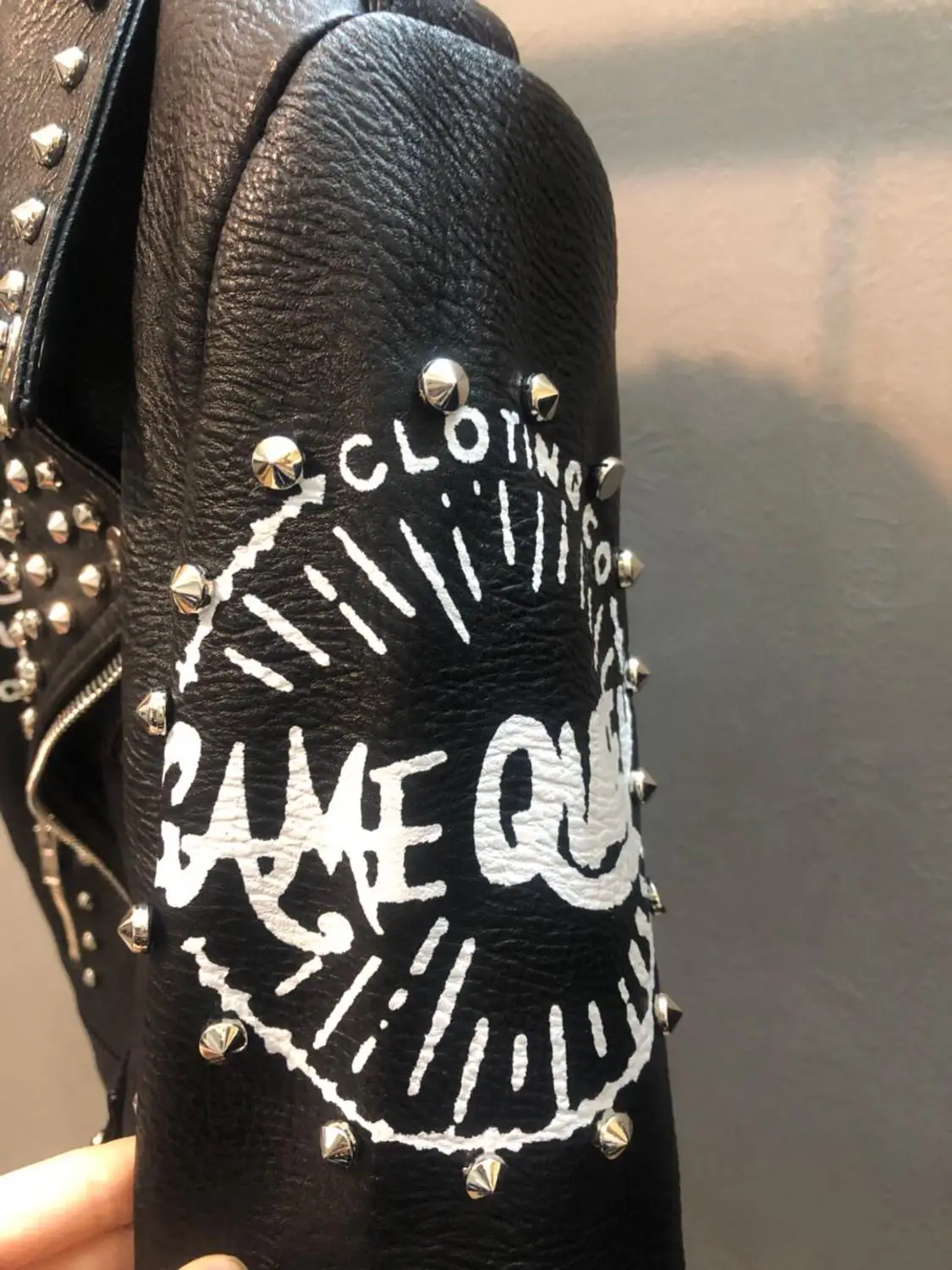 Куртка женская демисезонная из ПУ кожи с граффити и бусинами в стиле панк|Кожаные