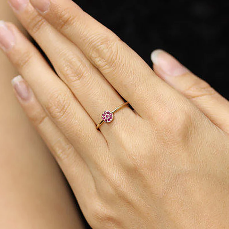 Женское кольцо с красным камнем тонкое золотого цвета цветком | Украшения и