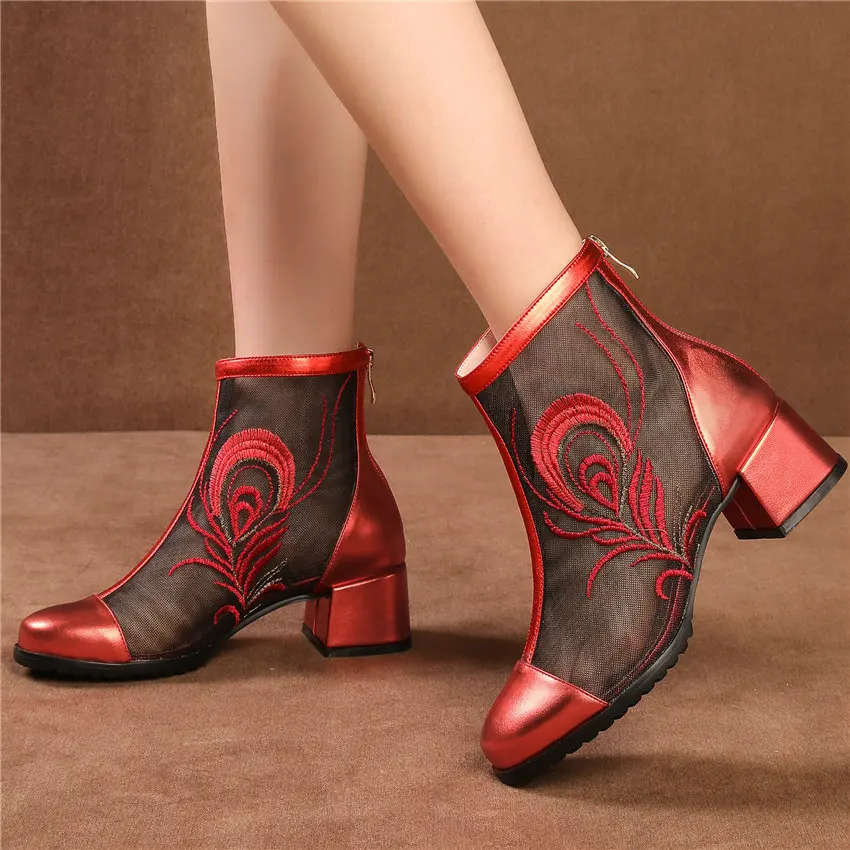 Женские туфли-лодочки из воловьей кожи на неровном каблуке с кружевной вышивкой |