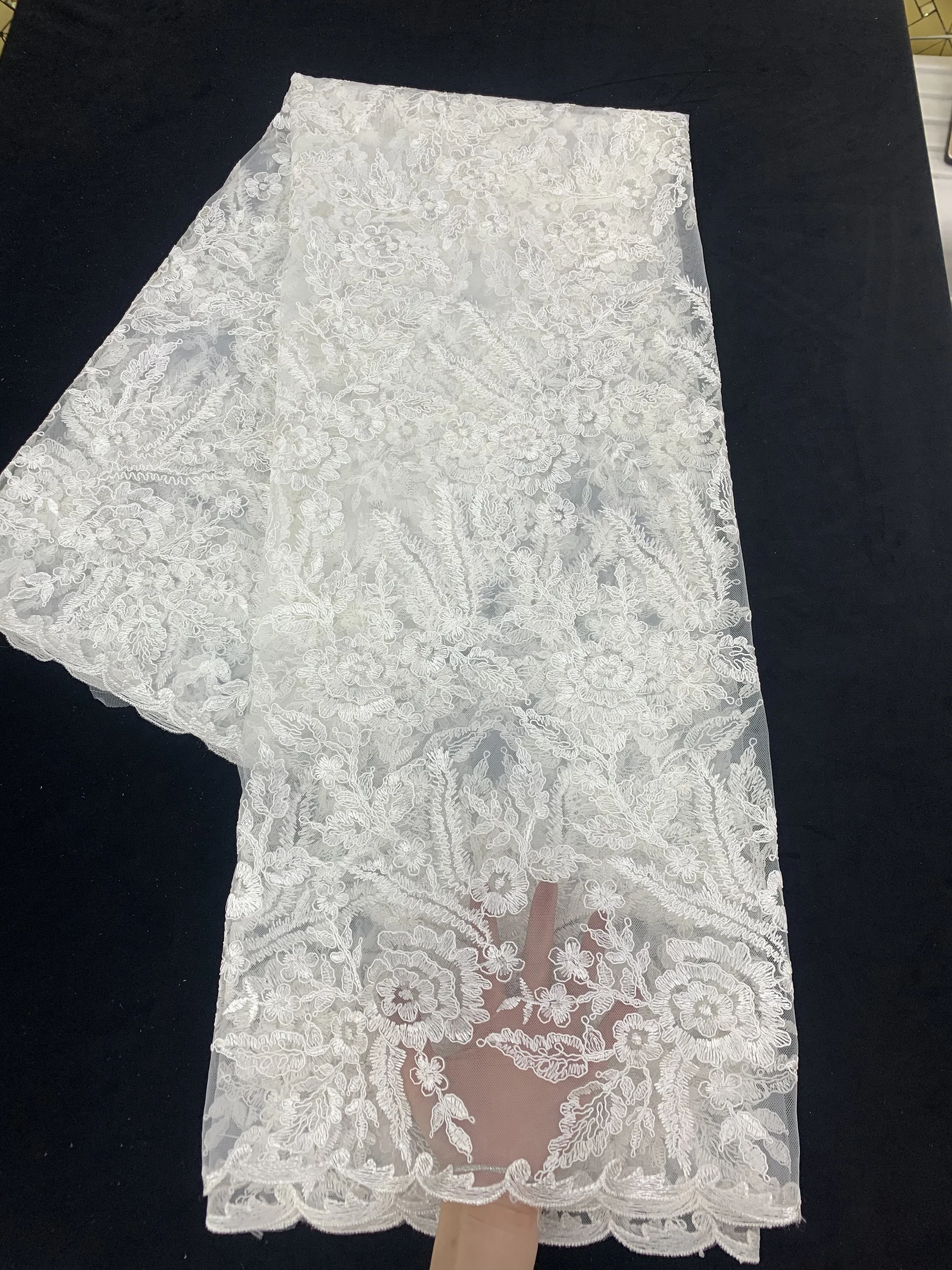5Y/лот белая свадебная кружевная ткань в различных дизайнах на выбор Оптовая