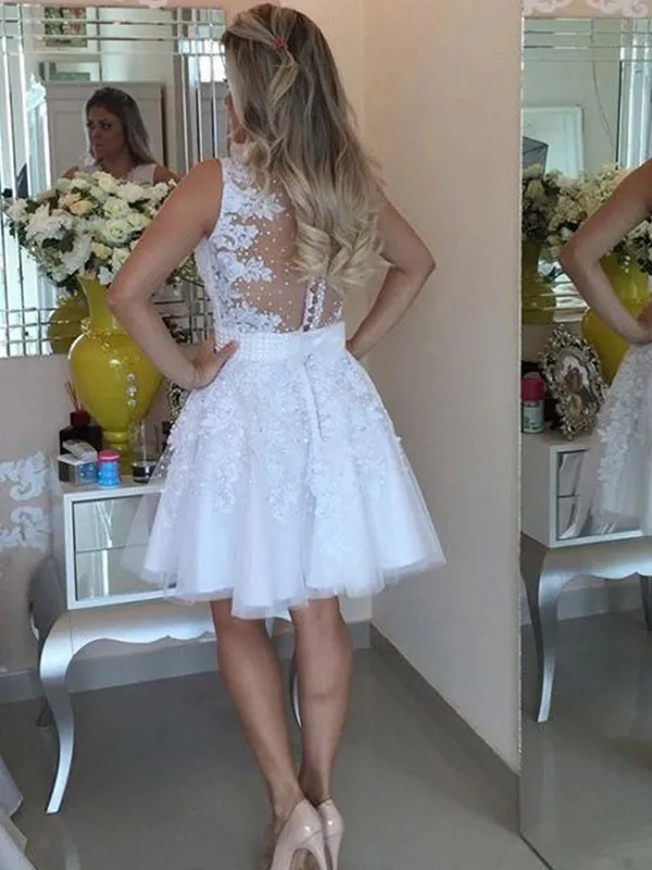 

White Homecoming Dresses A-line V-neck Cap Sleeves Tulle Appliques Pearls Elegant Cocktail Dresses
