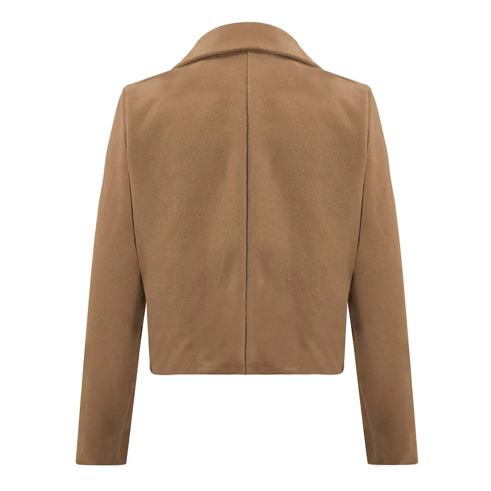 Женское Короткое шерстяное пальто приталенное двубортное с отложным воротником