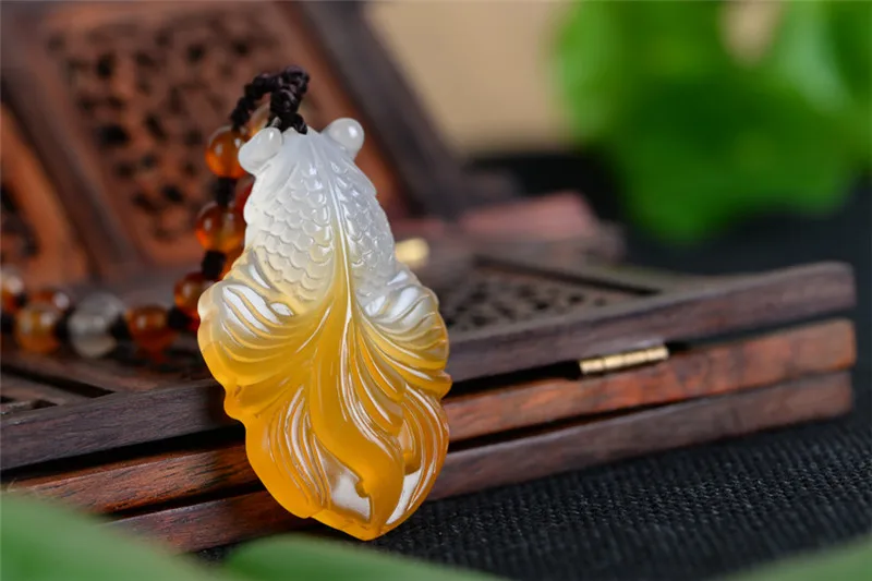 

Natural agate Goldfish Pendant Fashion Hand Carved Chalcedony Carp Nephrite Necklace Attached Lanyard Fine Jade Jewelry