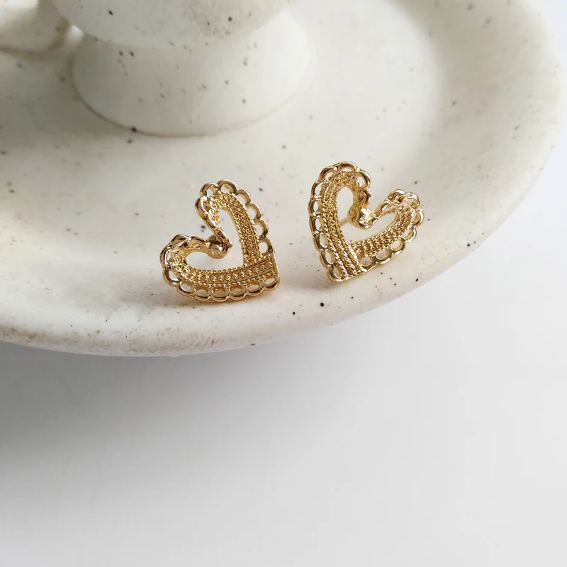 

Mihan S925 needle Sweet Jewelry Stud Earrings Hot Selling Metal Alloy Golden Plating Hollow Heart Earrings For Girl Gifts