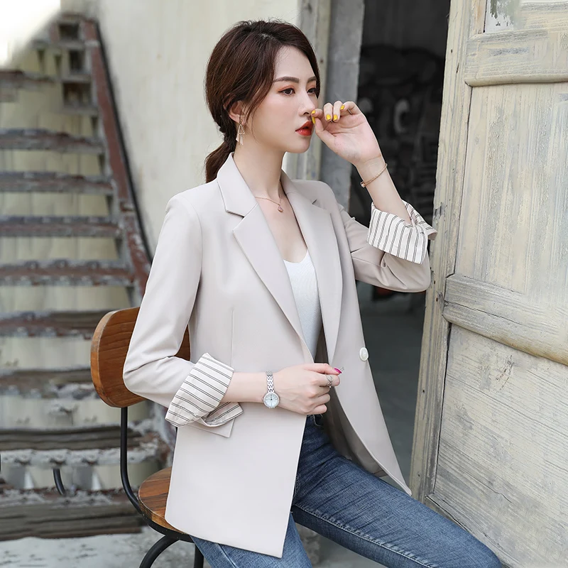 Женский блейзер с карманами длинный рукав надрезом средней длины большие