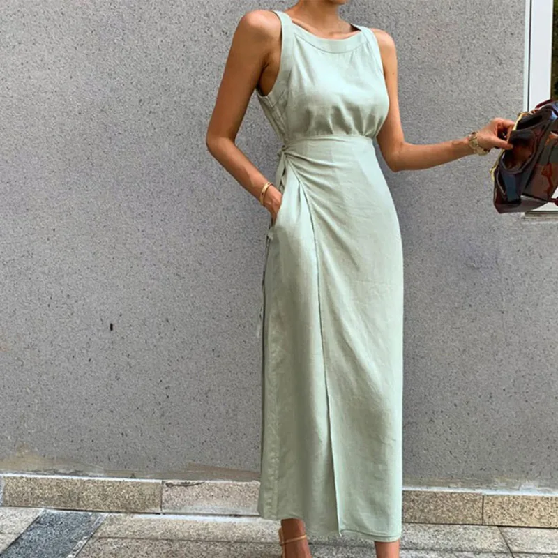 Женское однотонное платье без рукавов с открытыми плечами круглым вырезом и