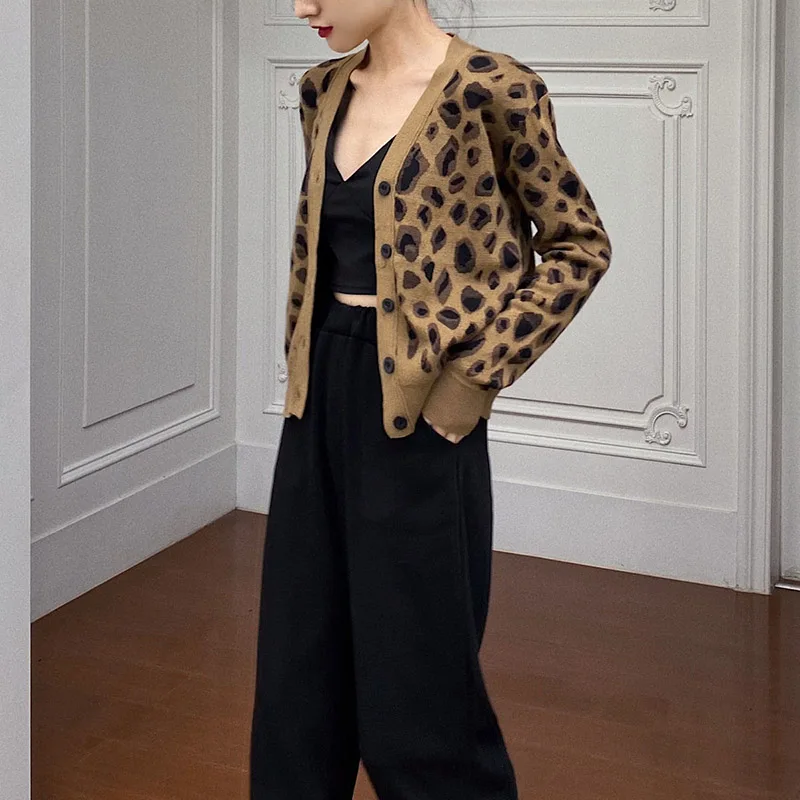 Женский кардиган с леопардовым принтом короткий вязаный свитер V-образным