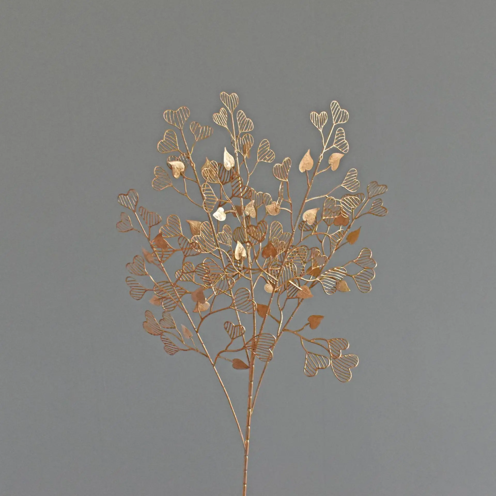 

Золотой искусственный цветок