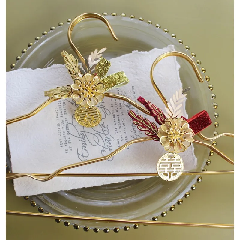 

1 шт. вешалка для платья, подвеска, Свадебный бант для жениха, невесты, корейские китайские традиции, подставка для одежды из нержавеющей ста...