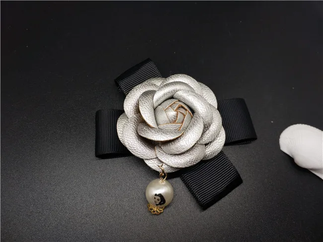 IN Stock Female All Match Charm Camellia Flower Brooch Quality Leather Black&White&Rose&Mix Cloth Bow Pearl Women Diy Brooches - Окраска металла: silver