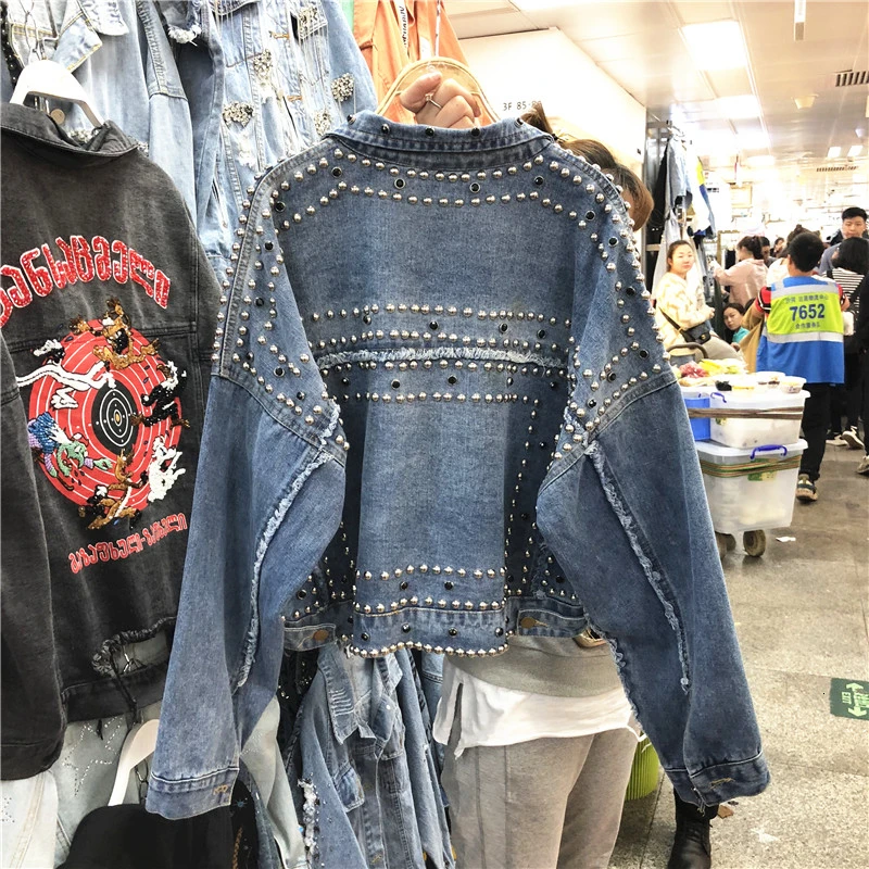 Осенняя женская джинсовая куртка с шипами и потертостями женские куртки длинным