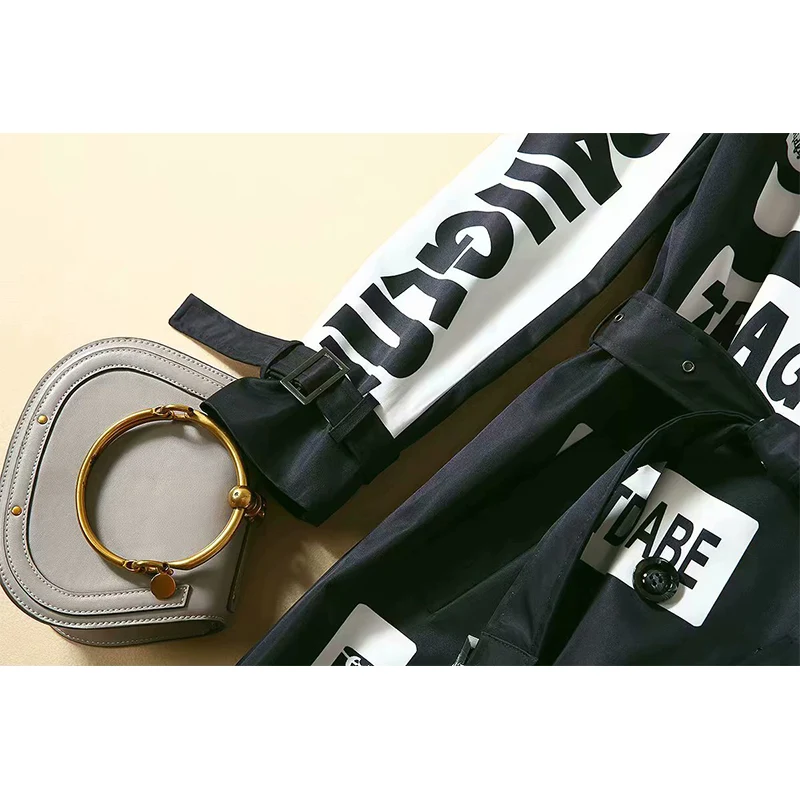 Женская ветровка с длинным рукавом двубортная отложным воротником и надписью