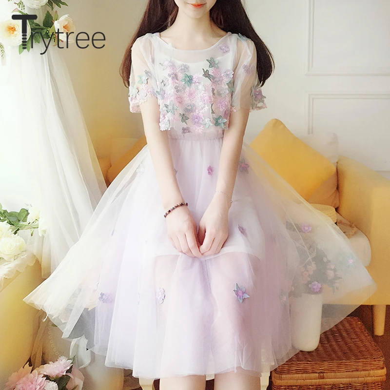 Женское платье-трапеция с круглым вырезом цветочной вышивкой и оборками |