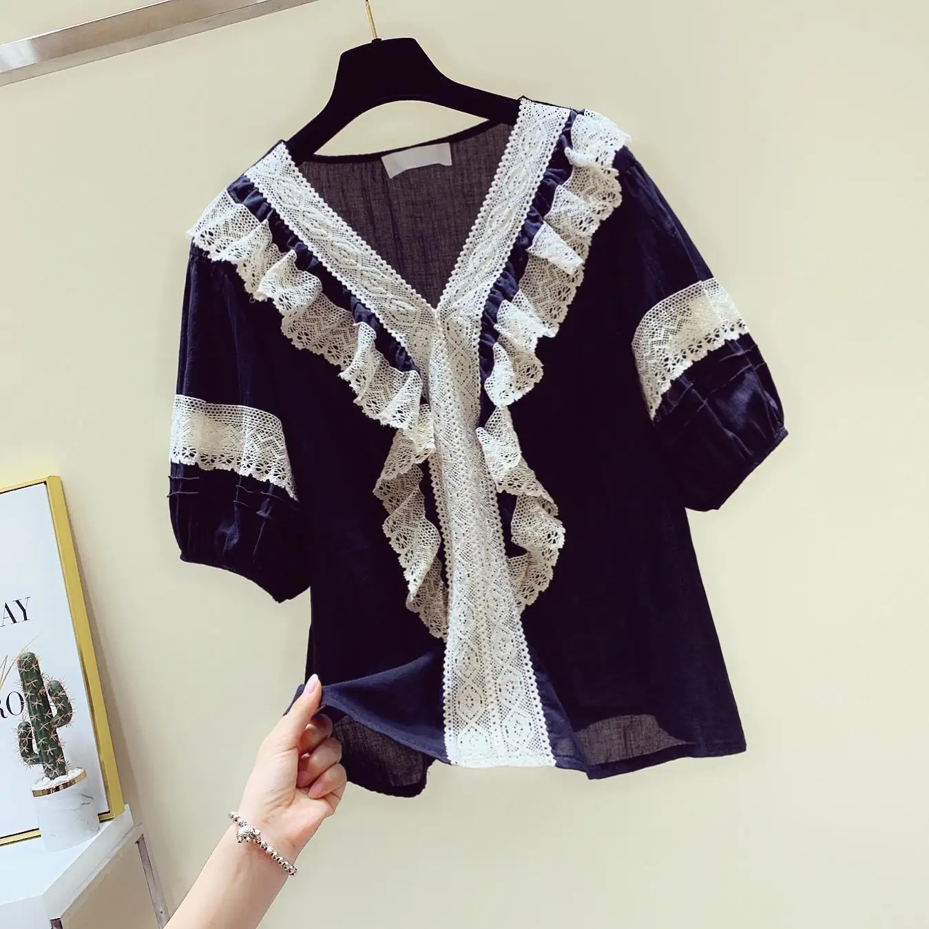 

2021 Summer New Lace Patchwork Puff Sleeves V-neck Shirt Loose Sweet Top