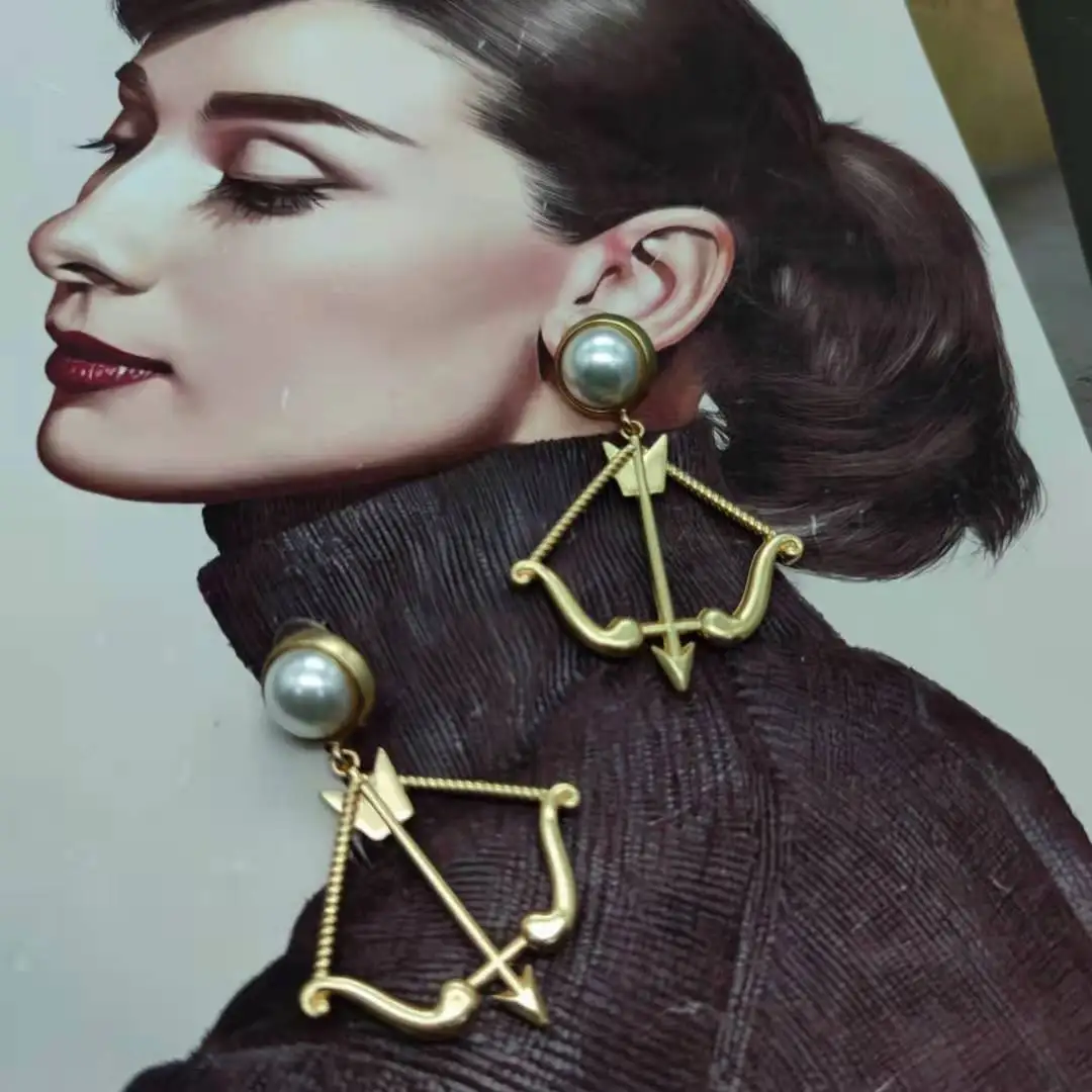 

Golden bow and arrow shape retro personalized earrings