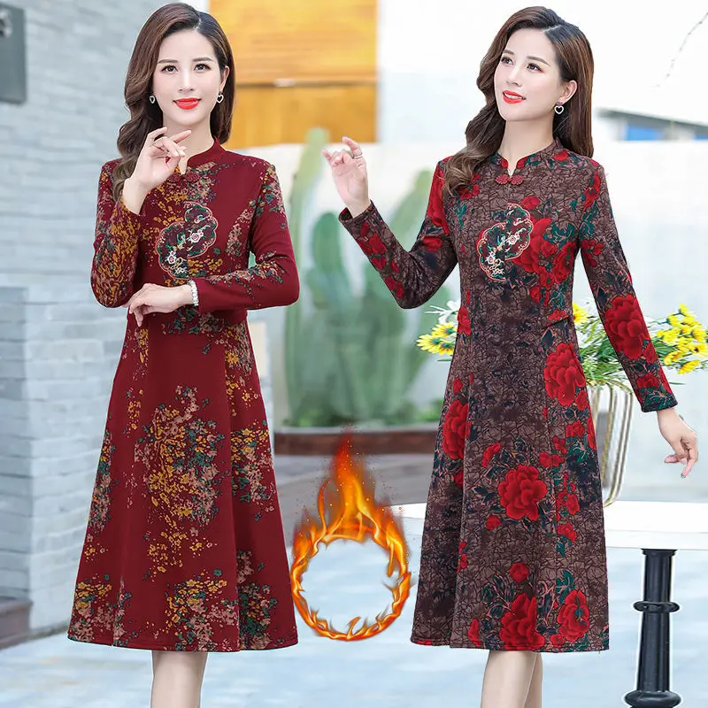 

Женское облегающее платье средней длины, с длинным рукавом