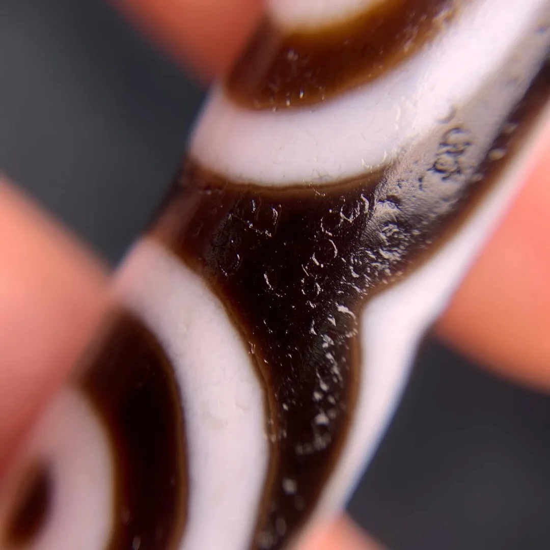 

8Pcs/Lot Wholesale Natural Agate Three-Eyed Dzi Tibetan Caramel Color Necklace Bracelet DIY Material Horseshoe Pattern Patina