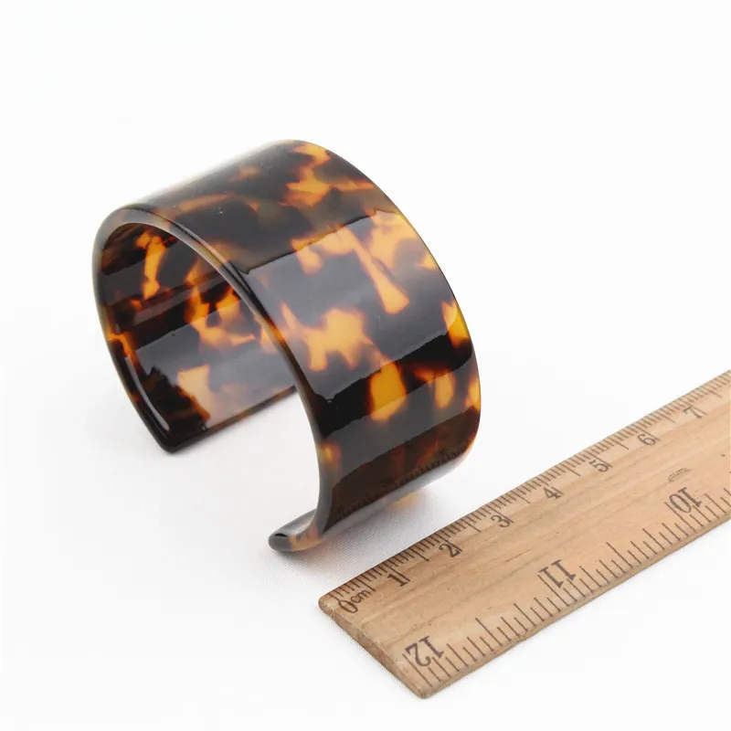 Открытый браслет из акрила уксусной кислоты в простой атмосфере