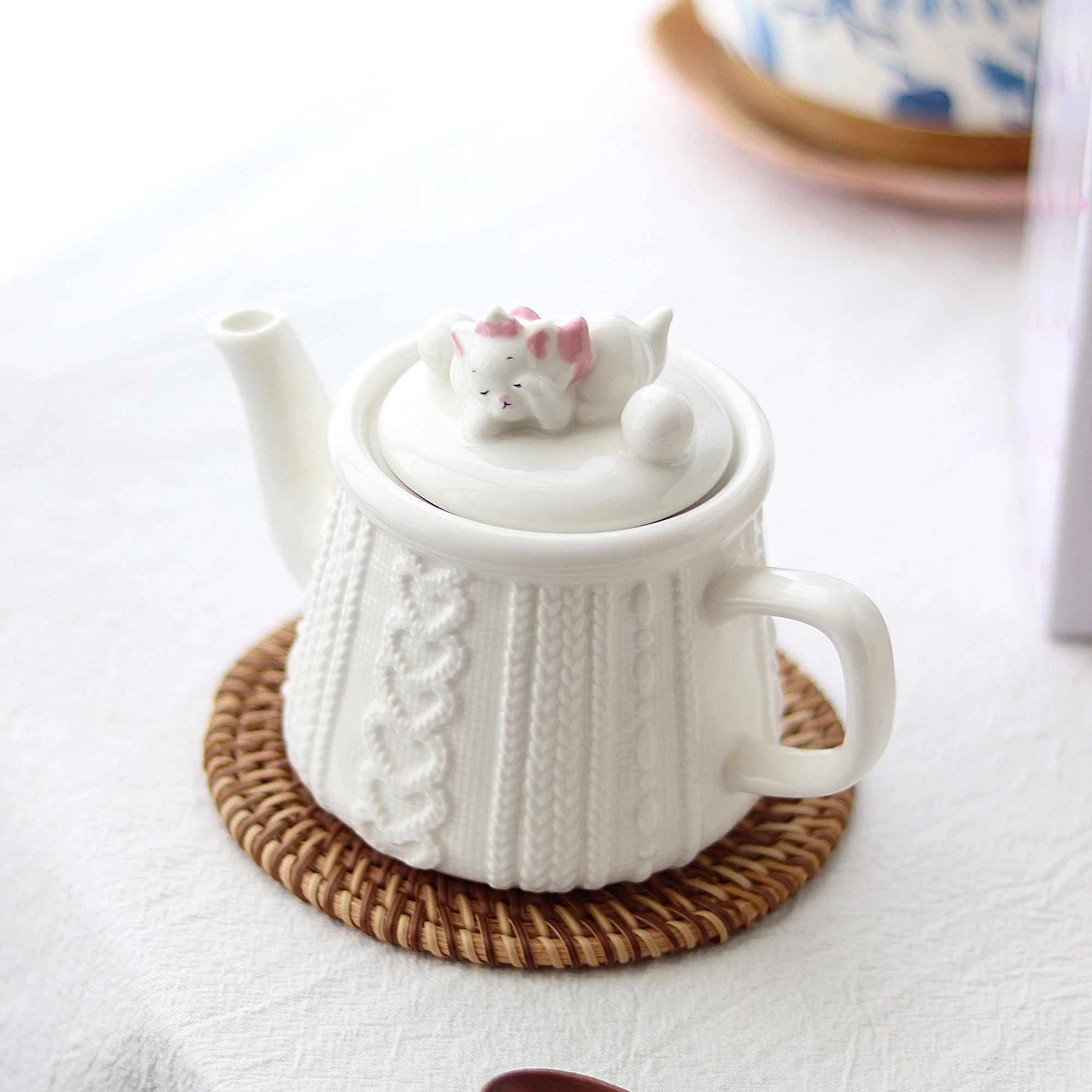 

Mini Ceramic Handle Creative Afternoon Tea Teapot and Tea Cup Set White Kettle Pots Tea Set Porcelain Tetera Teaware BD50TP