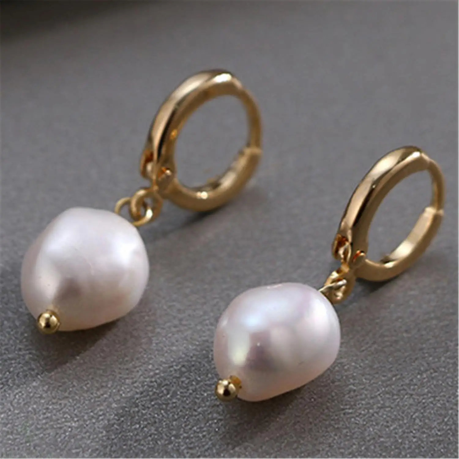 

Серьги с белым барочным жемчугом, 18 карат