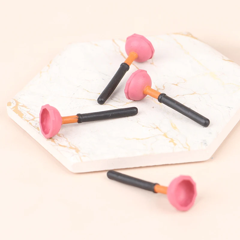 

4pcs 1:12 Scale 4*1.4*1.4CM Rubber Doll House Miniature Wood Toilet Plunger Model Furniture Accessories