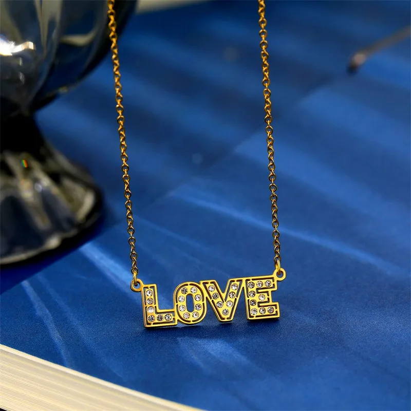 Цепочка на воротник с кулоном женская ожерелье из циркония надписью влюбленного