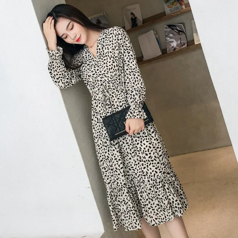 Элегантное шифоновое платье с v-образным вырезом и принтом весеннее