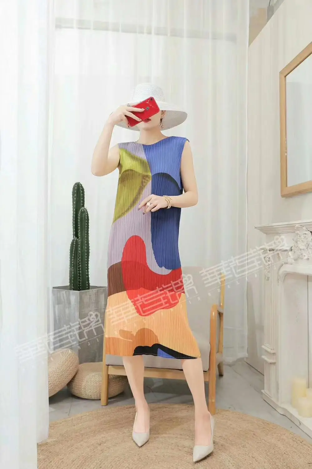 Лидер продаж модное платье со складками с круглым вырезом без рукавов