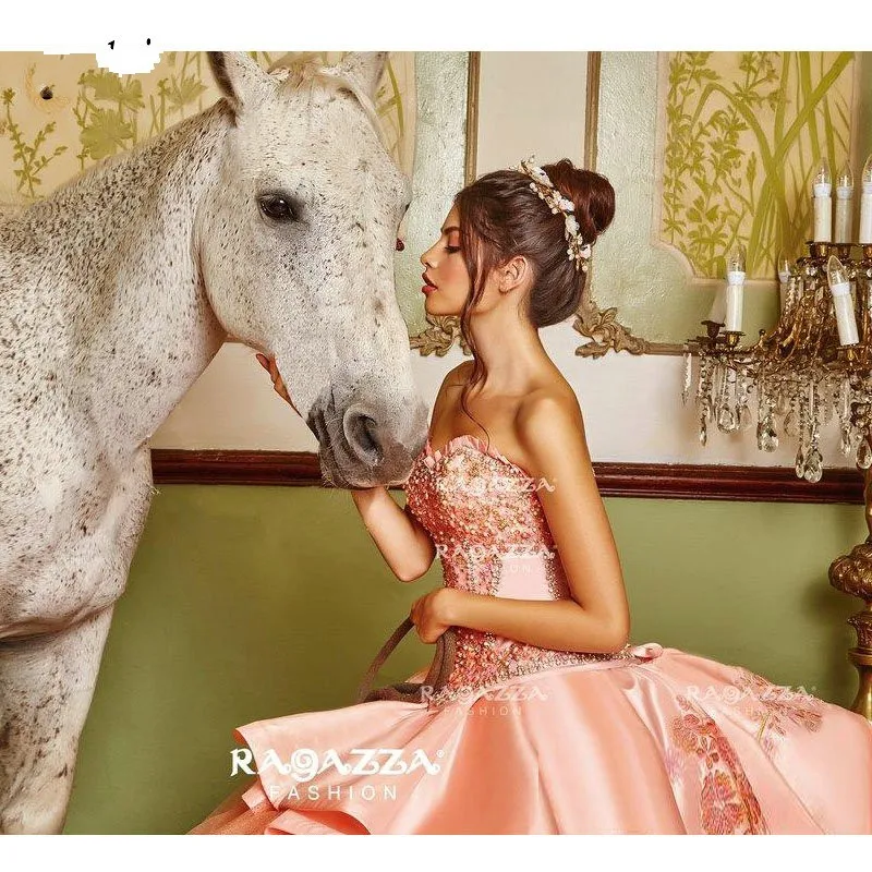 Розовое платье Quinceanera милое атласное с вырезом сердечком аппликацией и шлейфом