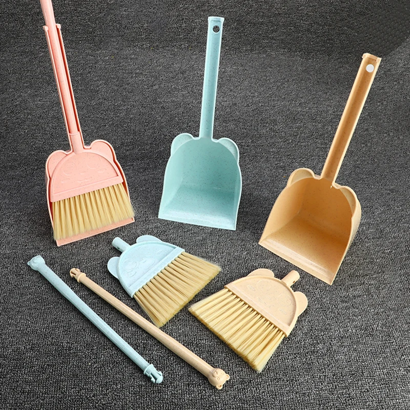 Набор из щетки и пылесборника в картонной коробке детская креативная Настольная