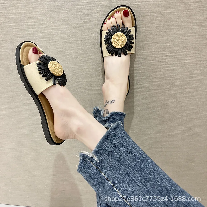 

Summer new sunflower slippers female jacket Korean flower beach shoes sandals female net red ins flat shoes