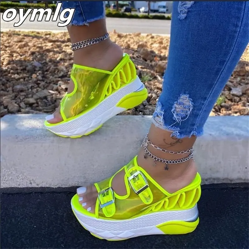 Сандалии женские с ремешком на щиколотке босоножки танкетке радужного цвета