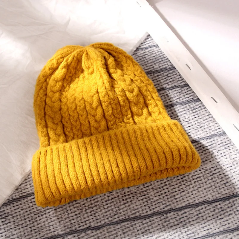 Женская шерстяная вязаная шапка однотонная на каждый день мягкая теплая с узором