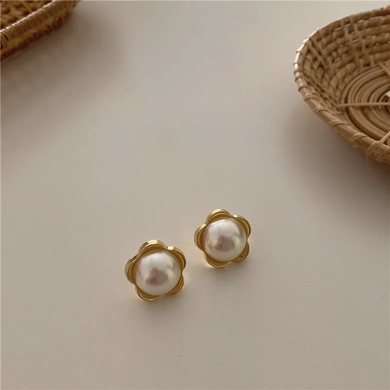 

Korean retro flower pearl chic stud earrings golden metal earring for woman fashion wedding party Aesthetic jewelry wholesale